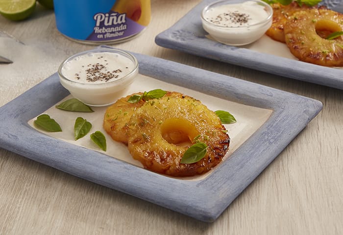 Piñas caramelizadas con batido de coco