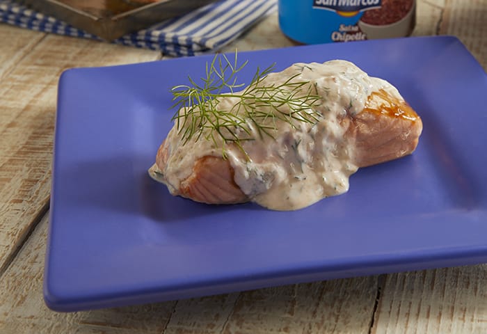 Salmón asado con salsa tzatziqui de yogurt al chipotle