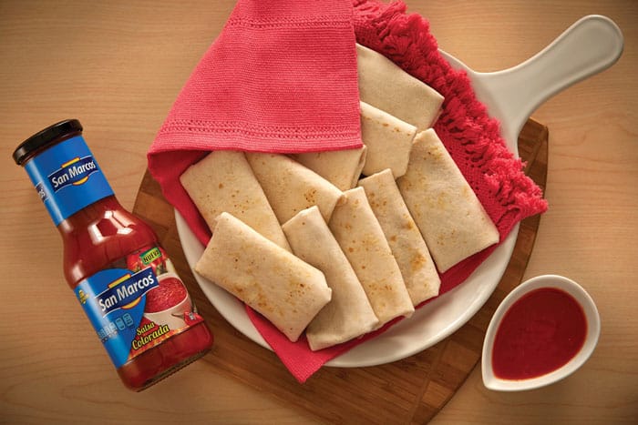 Burritas de frijol con salsa colorada