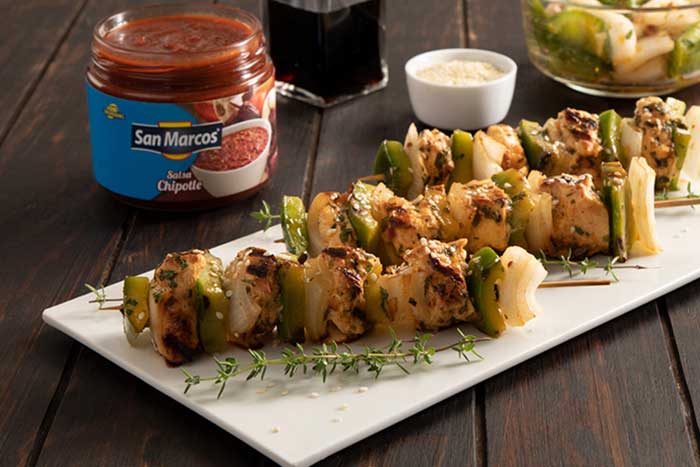 Brochetas de pollo con chimichurri al chipotle