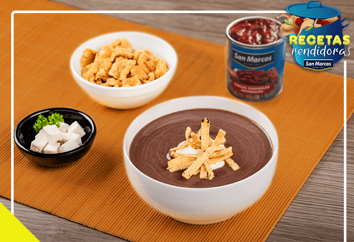 Santa crema de frijol al chipotle
