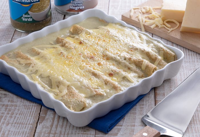 Crepas de frijol en salsa verde