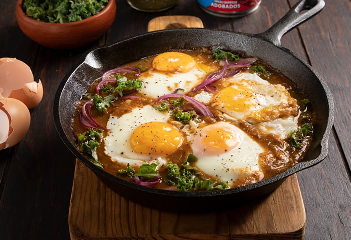Huevos a la cazuela con salsa mexicana al chipotle