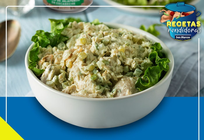 Santa ensalada de pollo con vinagreta y rajas