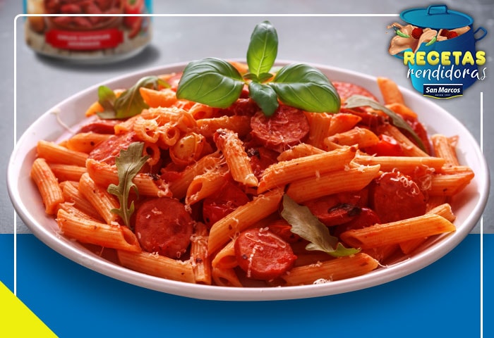 Salchichas y pasta al chipotle caídas del cielo