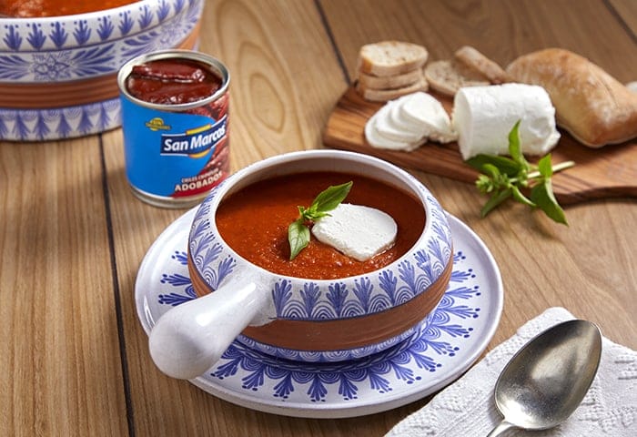 Sopa de tomate al chipotle con albahaca