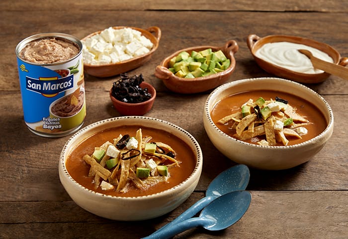 Sopa tarasca de frijoles y chile pasilla