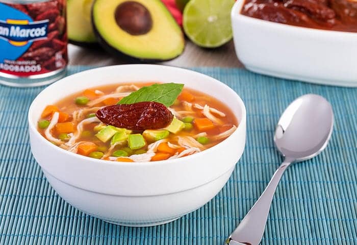 Caldo tlalpeño con queso y chipotle