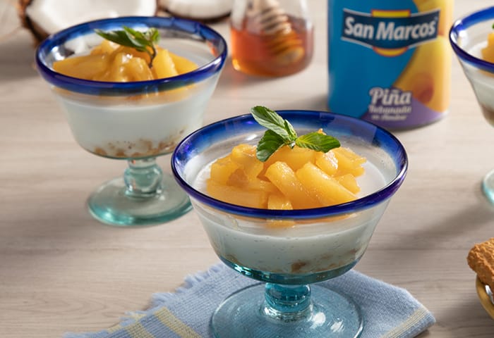 Vasitos cremosos de piña y vainilla con galletas de coco
