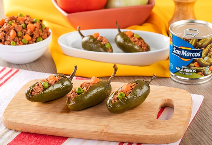 Chiles jalapeños rellenos de picadillo