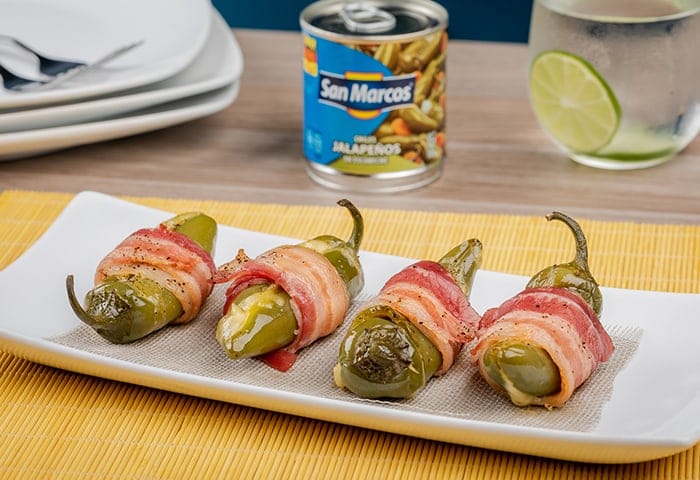 Jalapeños rellenos de queso envueltos con tocino