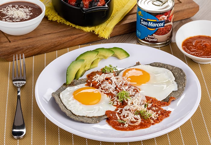 Huevos Rancheros con salsa de chipotle y jitomate asado