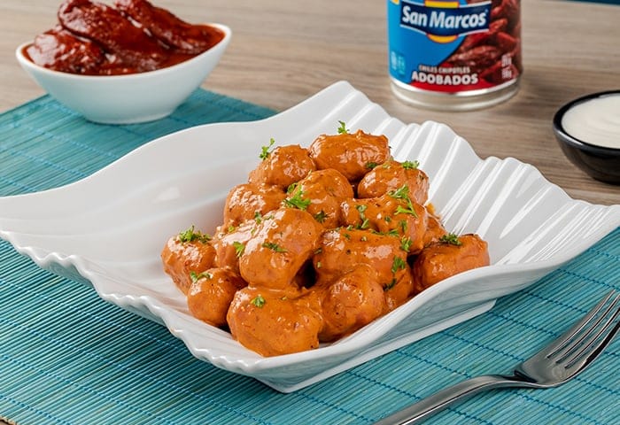 Salchichas con pimientos en crema de chipotle